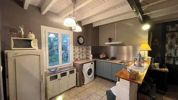 Standaard kamer, 1 tweepersoonsbed, niet-roken | Privékeuken | Een koelkast met diepvriezer, een microgolfoven, een kookplaat