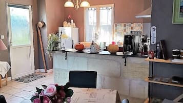 Habitación estándar, 1 cama matrimonial, para no fumadores | Cocina privada | Refrigerador con congelador, microondas y parrilla de estufa