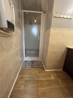 Standard Room, 1 Double Bed, Non Smoking | Bathroom