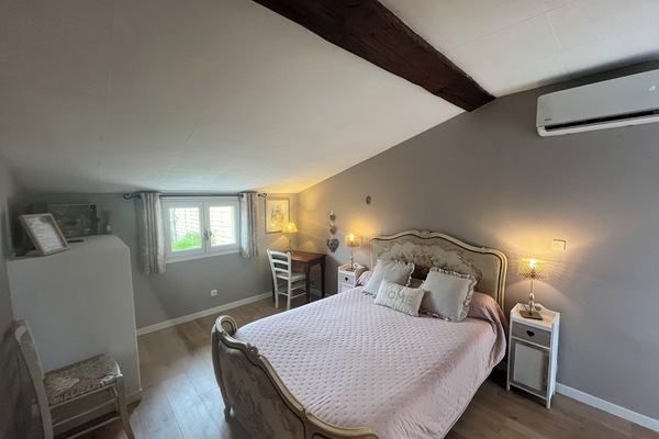 Ropa de cama de alta calidad, muebles diferentes y cortinas blackout