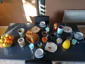 Free daily continental breakfast  - Chambres Peyroutas (Vignonet)
