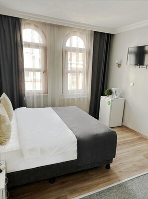 Habitación cuádruple estándar | Minibar, escritorio, wifi gratis y ropa de cama