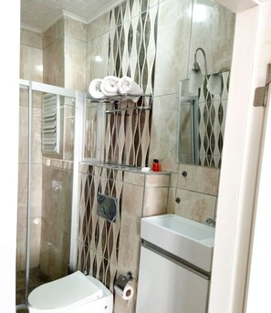 Standard-Einzelzimmer | Badezimmer | Dusche, Hydromassagedusche, kostenlose Toilettenartikel, Haartrockner