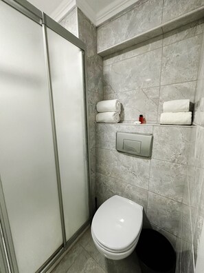 Shower, hydromassage showerhead, free toiletries, hair dryer - Hotel Antik Ipek (Istanbul)
