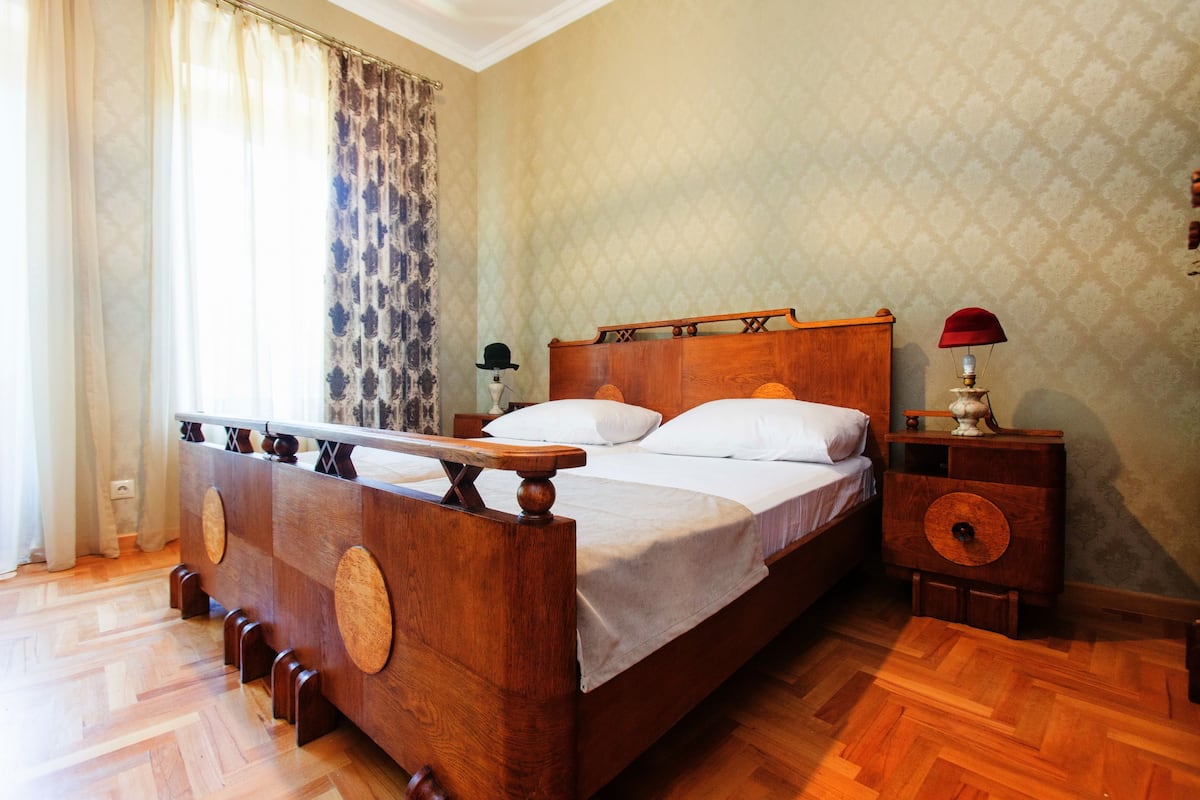 Chambre Double Deluxe | Bureau, lits bébé (gratuits), lits pliants/supplémentaires