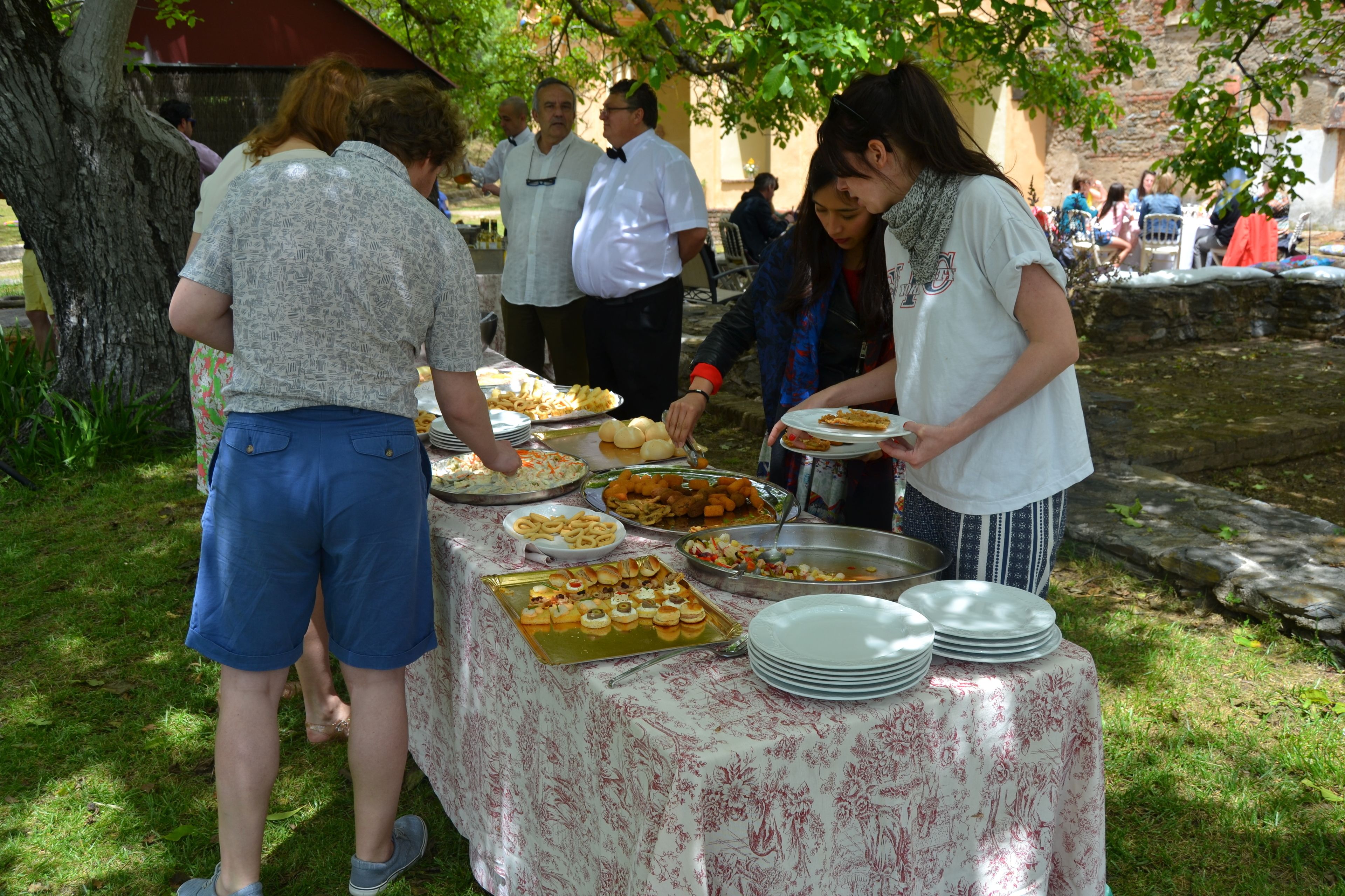 Una mesa de buffet con diversos alimentos y platos.
