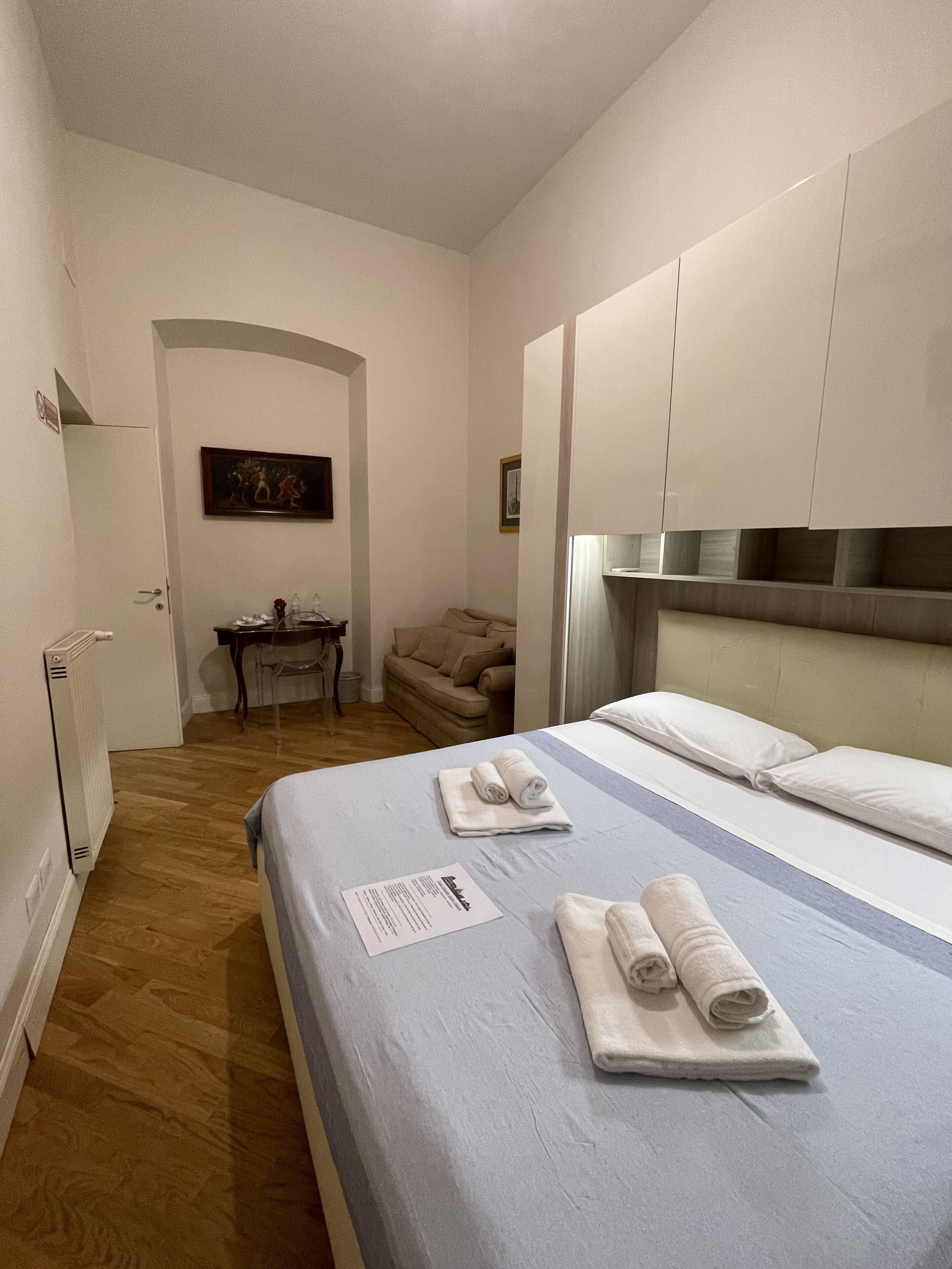 Ein Hotelzimmer mit Bett, Schreibtisch und Stuhl.