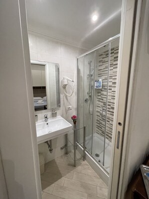 Een douche, gratis toiletartikelen, een haardroger, handdoeken
