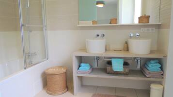 Chambre Familiale | Salle de bain | Articles de toilette gratuits, sèche-cheveux, serviettes fournies