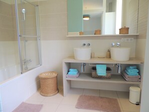 Family Room | Bathroom - Le Plessis Grimaud (Saint Viaud)