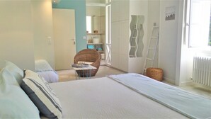 Family Room | Blackout drapes, soundproofing, iron/ironing board (on request) - Le Plessis Grimaud (Saint Viaud)