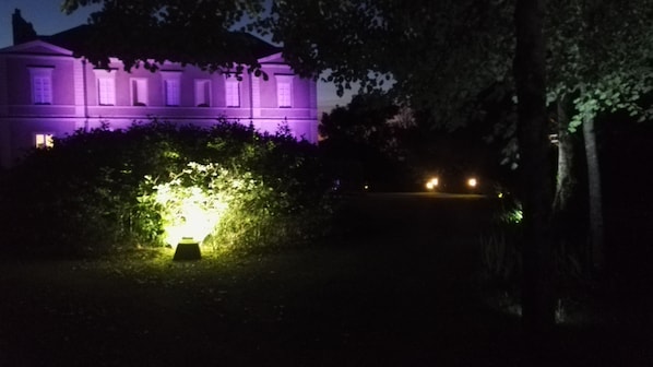 Fachada da propriedade à noite