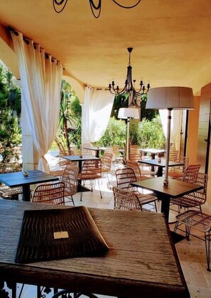 Dining - Maison Prestige Roberto Geissini (Grimaud)