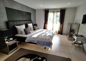 Habitación doble Deluxe | Minibar, caja de seguridad en la habitación y decoración personalizada 