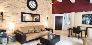 Suite (SAINT-TROPEZ ) | Living area | Flat-screen TV - Maison Prestige Roberto Geissini (Grimaud)