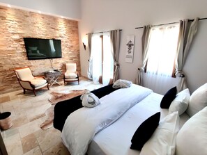 Minibar, in-room safe, individually decorated, individually furnished - Maison Prestige Roberto Geissini (Grimaud)