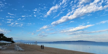 Una playa cerca, arena blanca