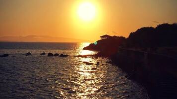 Una playa cerca, arena blanca