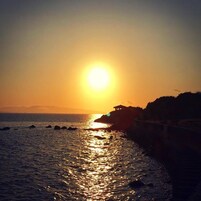 Una playa cerca, arena blanca
