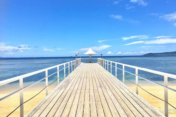 Nær stranden og hvit sand