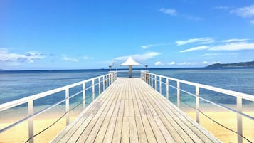 Nära stranden och vit sandstrand