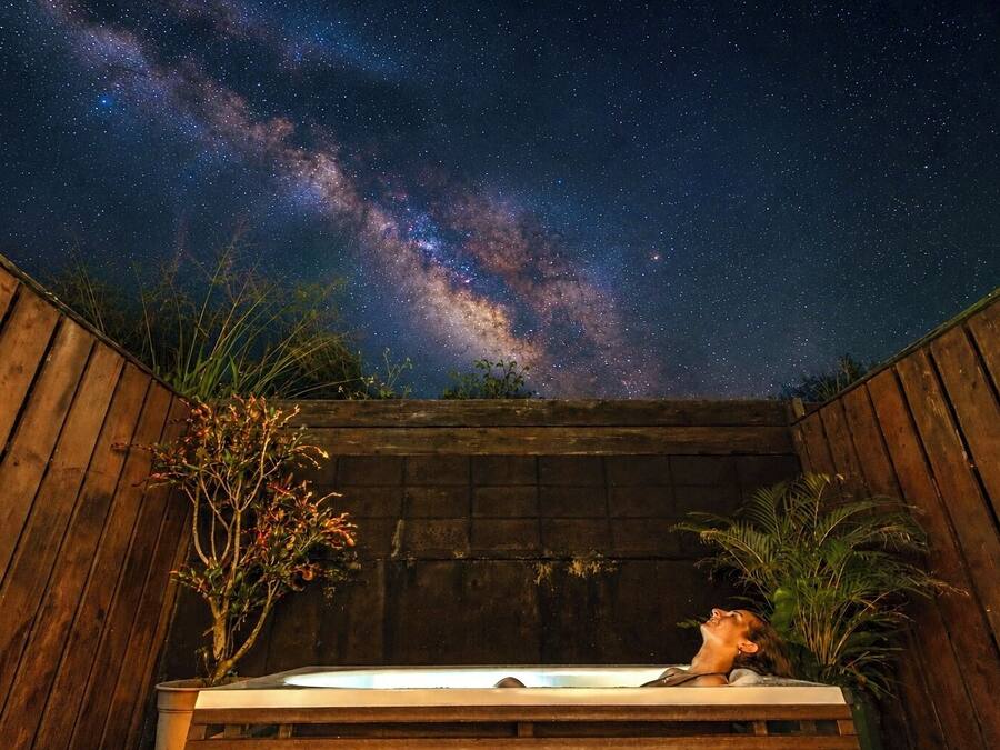 Bañera de hidromasaje al aire libre