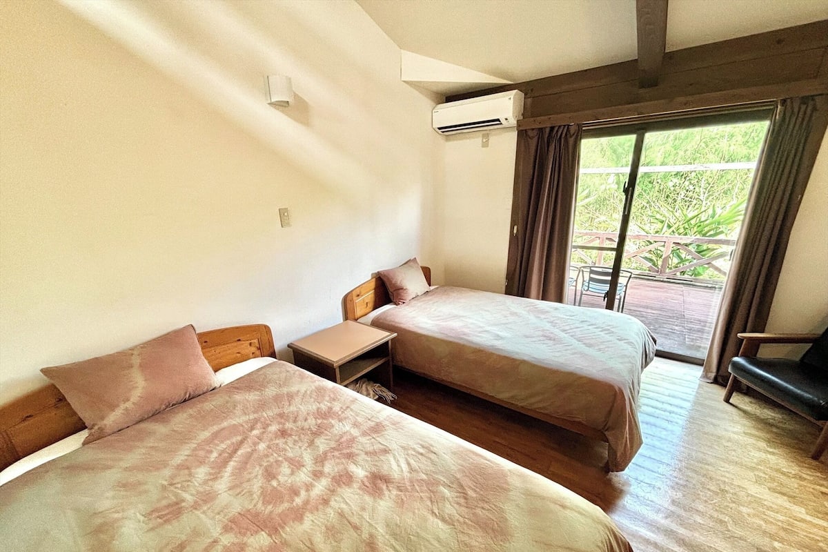 6 bedrooms, desk, WiFi (free), bed sheets