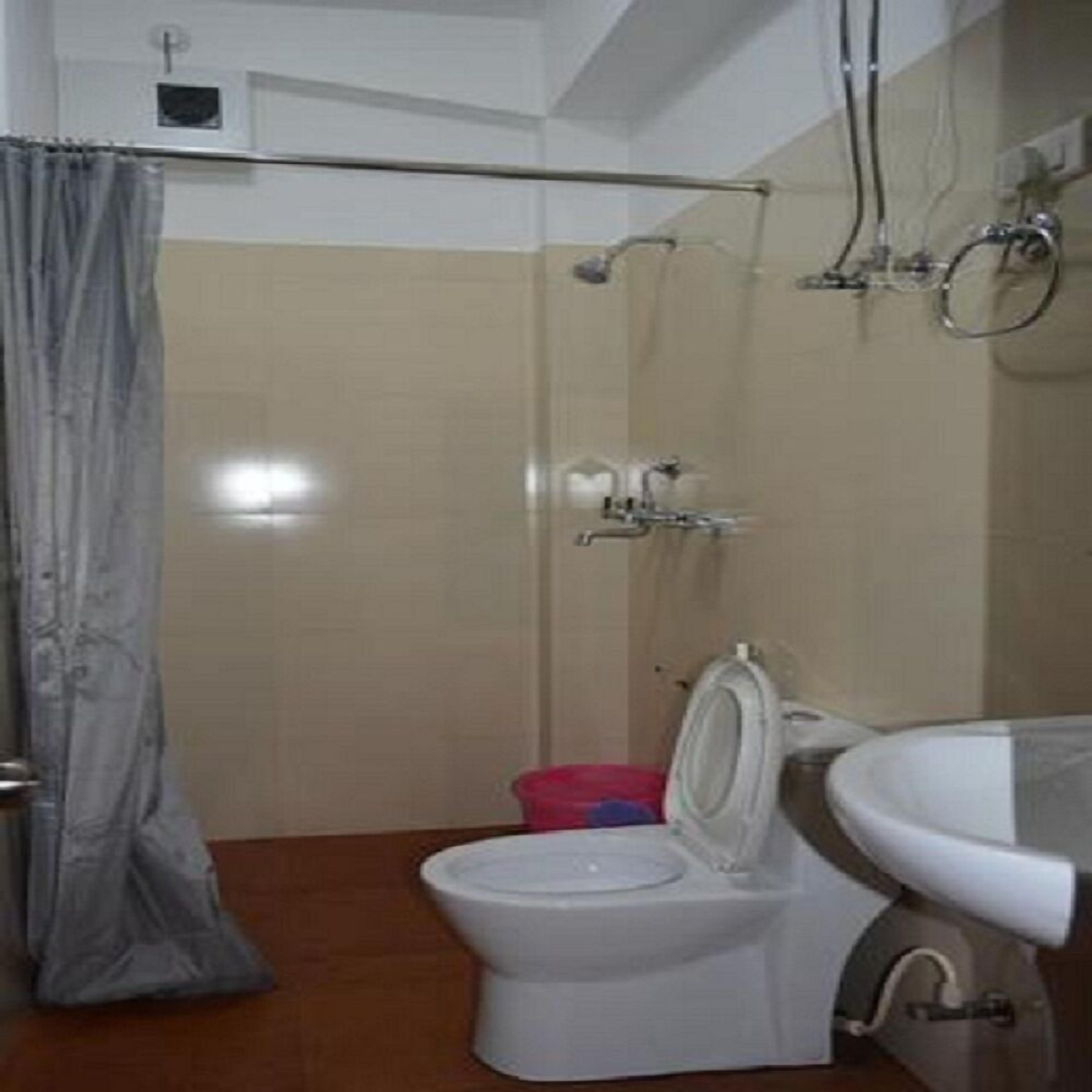 Un baño con inodoro, ducha y lavamanos.