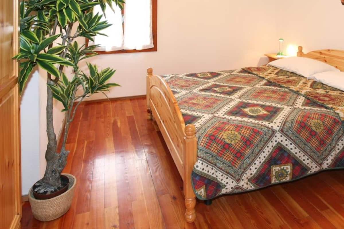 Cots/infant beds, bed sheets