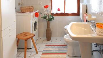 Apartment (3) | Bathroom | Shower, bidet, towels