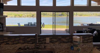 Schönes Haus am See in der NÀhe von Restaurants und der Stadt.