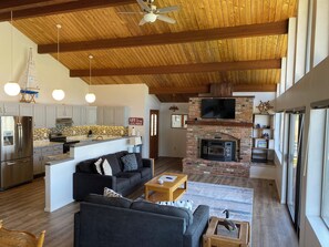 Smart-TV, peis, DVD-spiller og bøker