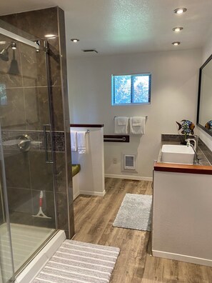 Bathtub, jetted bath, towels, soap - Book now for summer fun! Beautiful Lakefront Home close to dining & town. (Oroville)