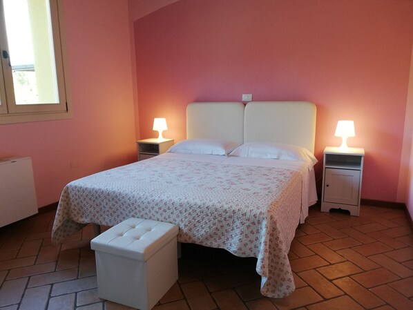 مكتب وأسرّة أطفال/رضّع (مجانًا) وأسرّة قابلة للطي وواي فاي مجانًا