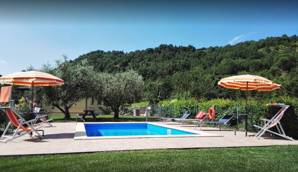 Kauden mukainen ulkouima-allas