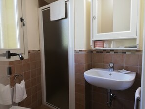 Quadruple Room, Connecting Rooms, Garden View | Bathroom | Shower, free toiletries, hair dryer, bidet - R&B Brigida (Verucchio)