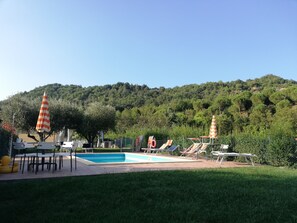Una piscina al aire libre de temporada