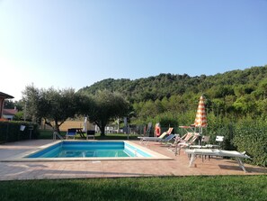 Una piscina al aire libre de temporada
