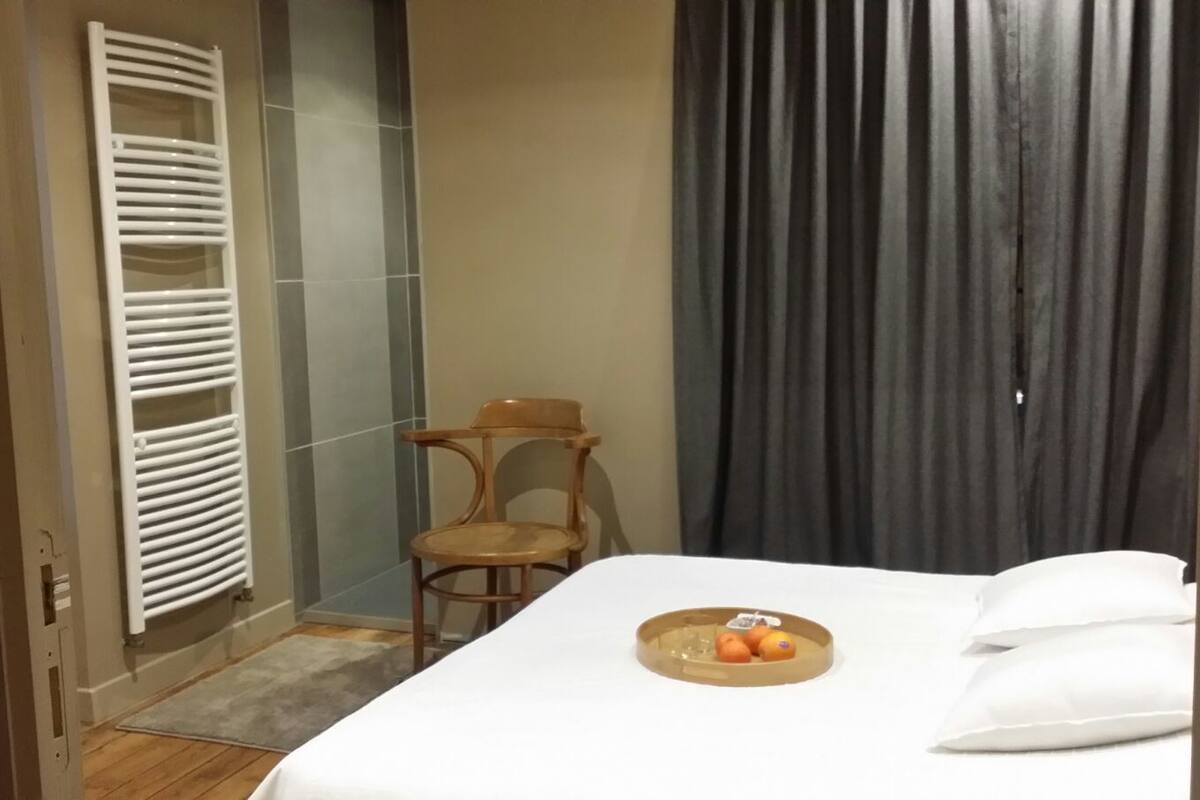 Habitación doble | Decoración personalizada y cortinas blackout