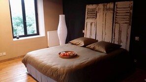 Habitación doble, vista al jardín | Decoración personalizada y cortinas blackout