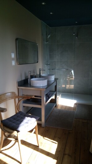 Habitación doble, vista al jardín | Baño | Regadera, secadora de cabello, toallas