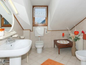 Apartment (3) | Bathroom | Shower, hair dryer, bidet, towels - Casa Gilda (Falcade)