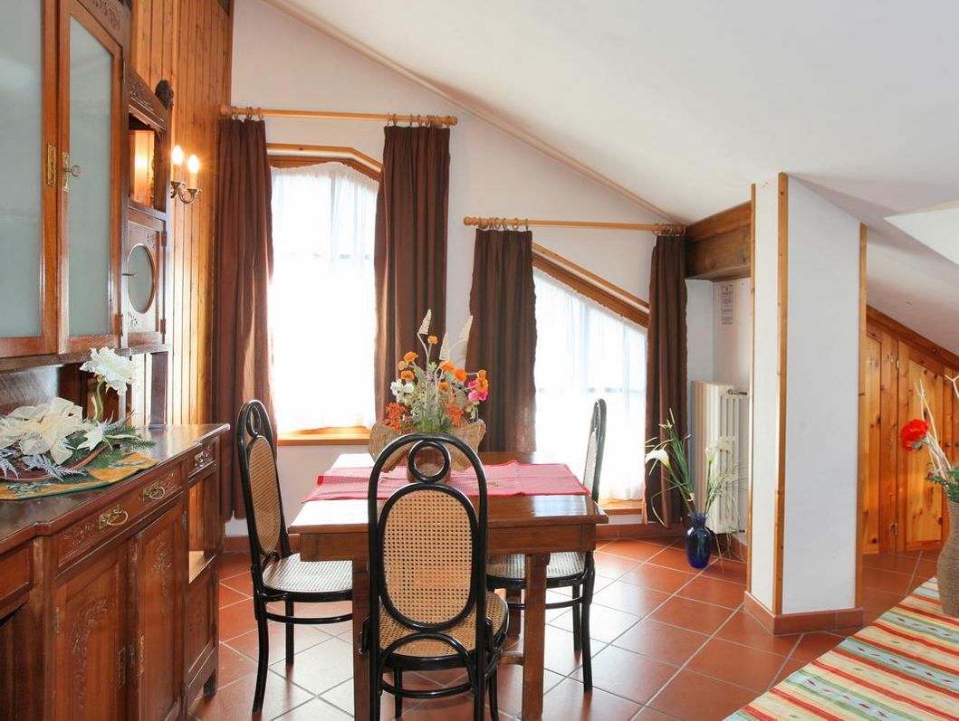 Apartment (3) | Essbereich im Zimmer