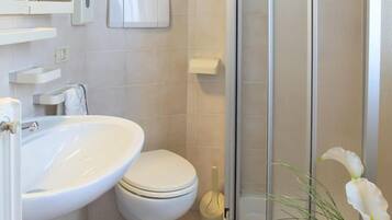 Apartment (1) | Bathroom | Shower, hair dryer, bidet, towels