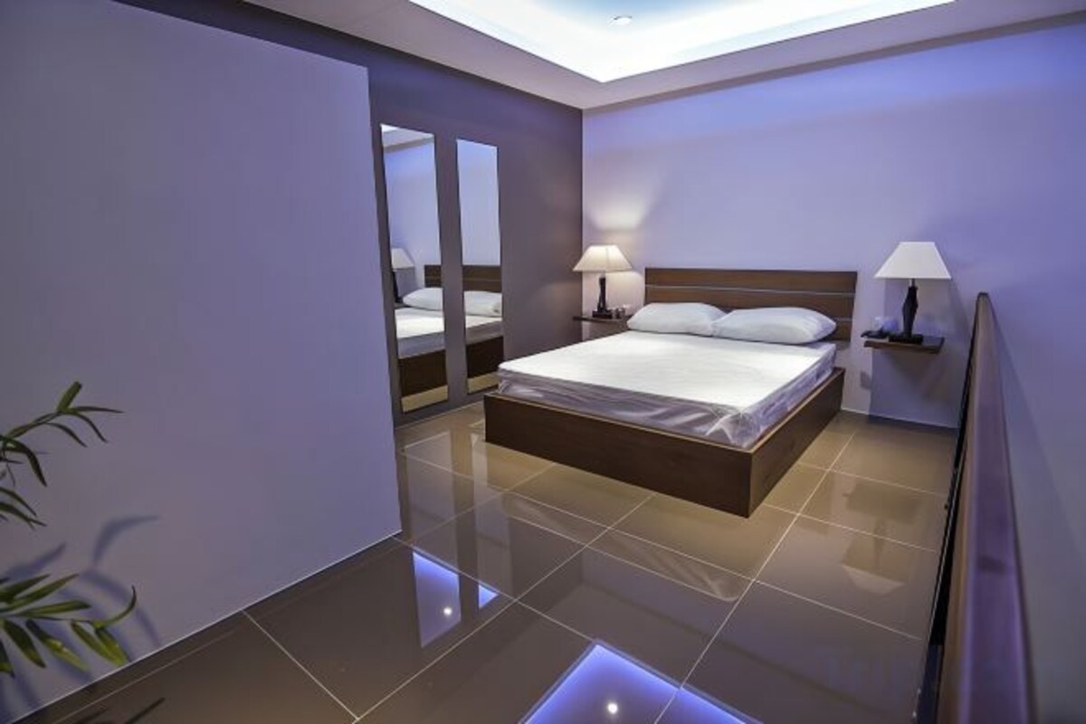 In-room safe, WiFi (free), bed sheets