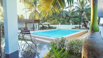 Außenpool, Liegestühle