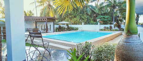 Piscine extérieure, chaises longues