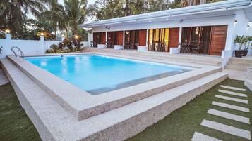 Außenpool, Liegestühle