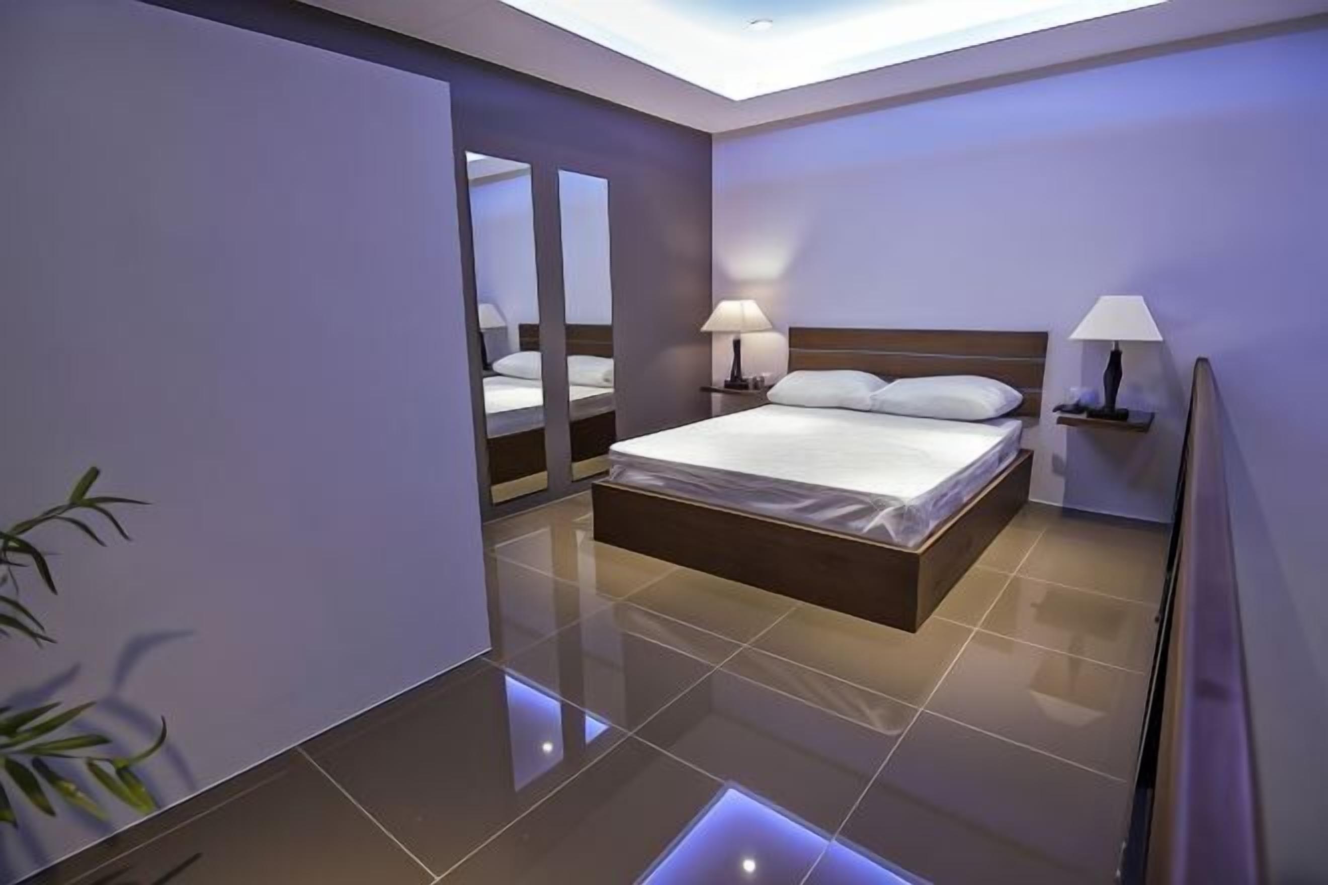 In-room safe, free WiFi, bed sheets