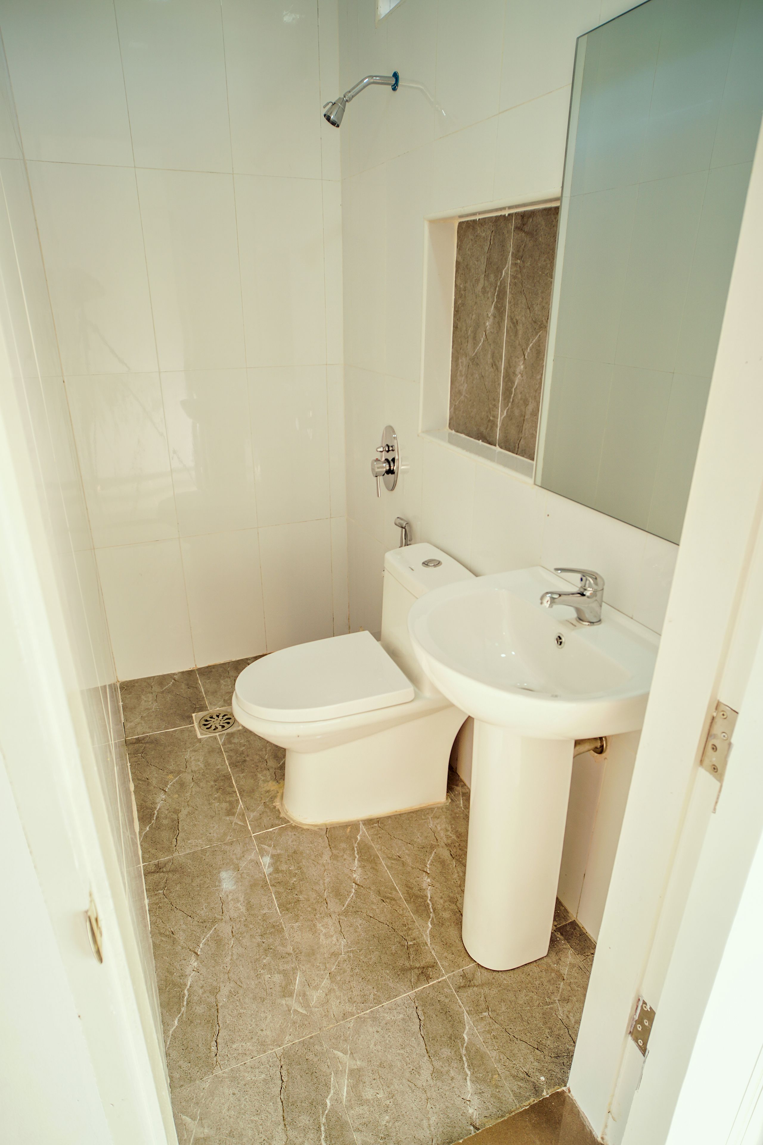 Ein Badezimmer mit Toilette, Waschbecken und Spiegel.